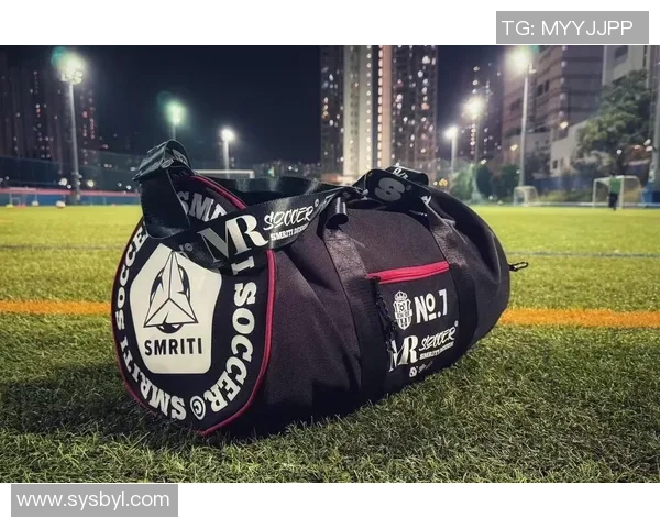 足球明星入场时携带奢华包包展现个性风格引发时尚热潮